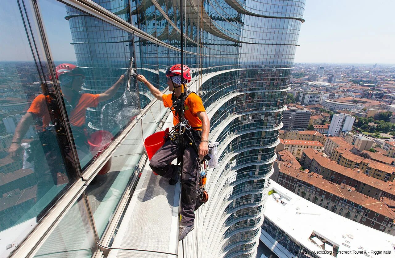 Работы на высоте фото News - Petzl Rigger Italia: rope access pros take on a bank - Petzl Other