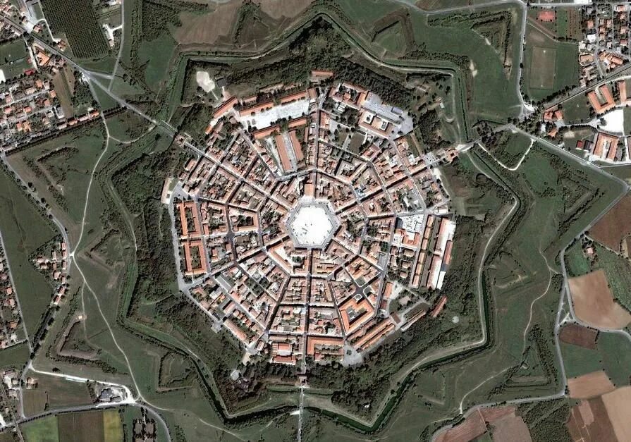 Радиальная планировка города примеры Palmanova, Italia / 1593 Город, Италия и Соборы