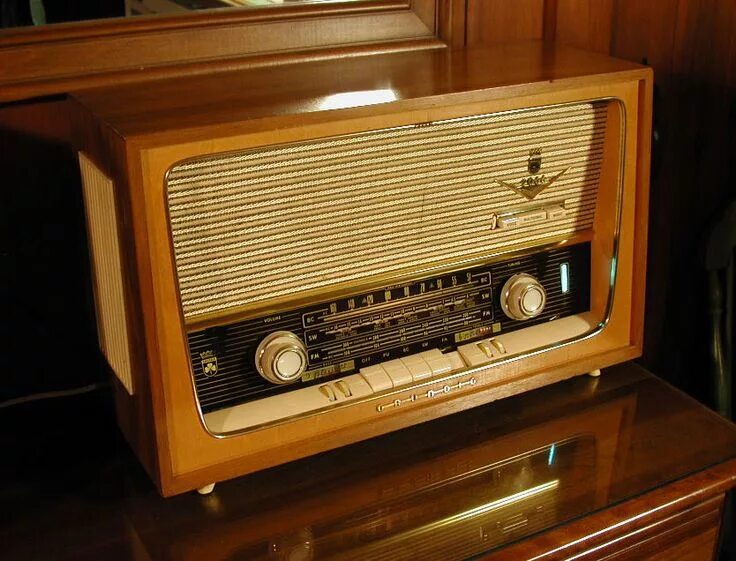 Радио ретро фото Grundig Radio, 1950s, Germany Vintage radio, Retro radios, Old radios