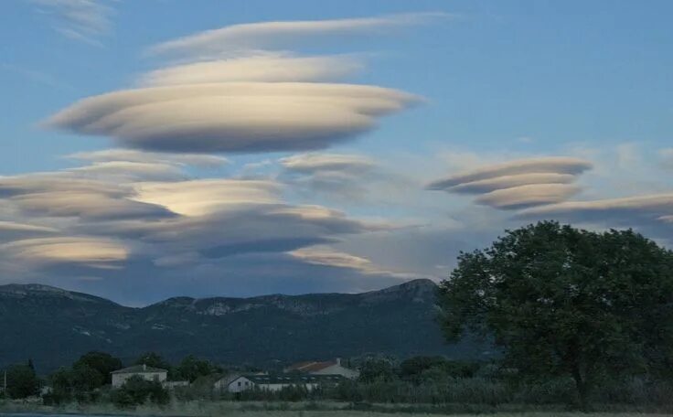 Радоновые облака фото Lenticular Clouds: Strange But Beautiful Flying Saucer Shaped Clouds That Look L