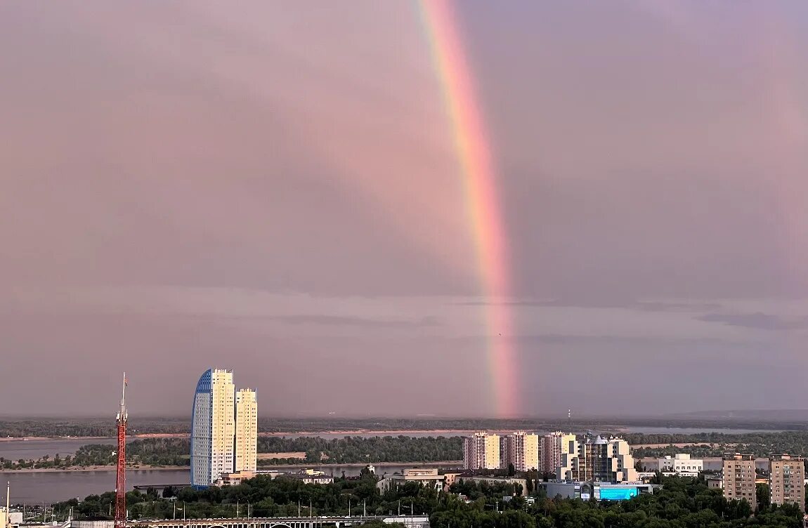 Радуга фото пенза Яркая радуга раскинулась на Волгоградом после дождя