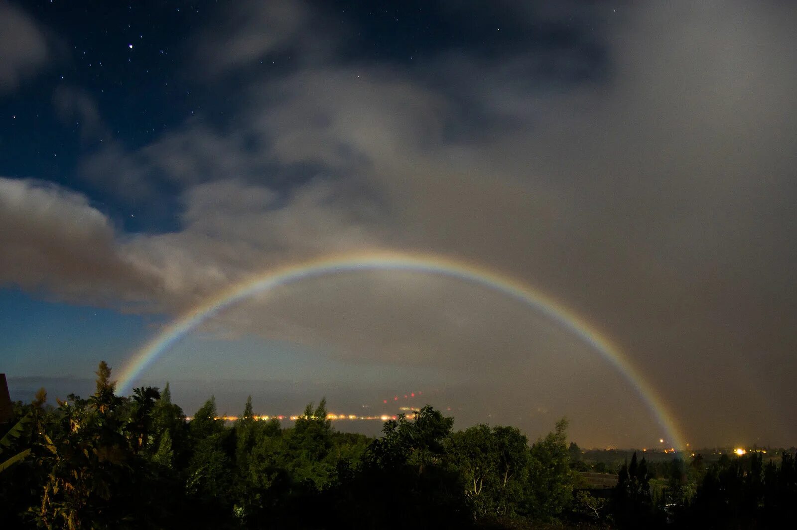 Радуга ночью фото File:Moonbow, Kula, Hawaii..jpg - Wikipedia