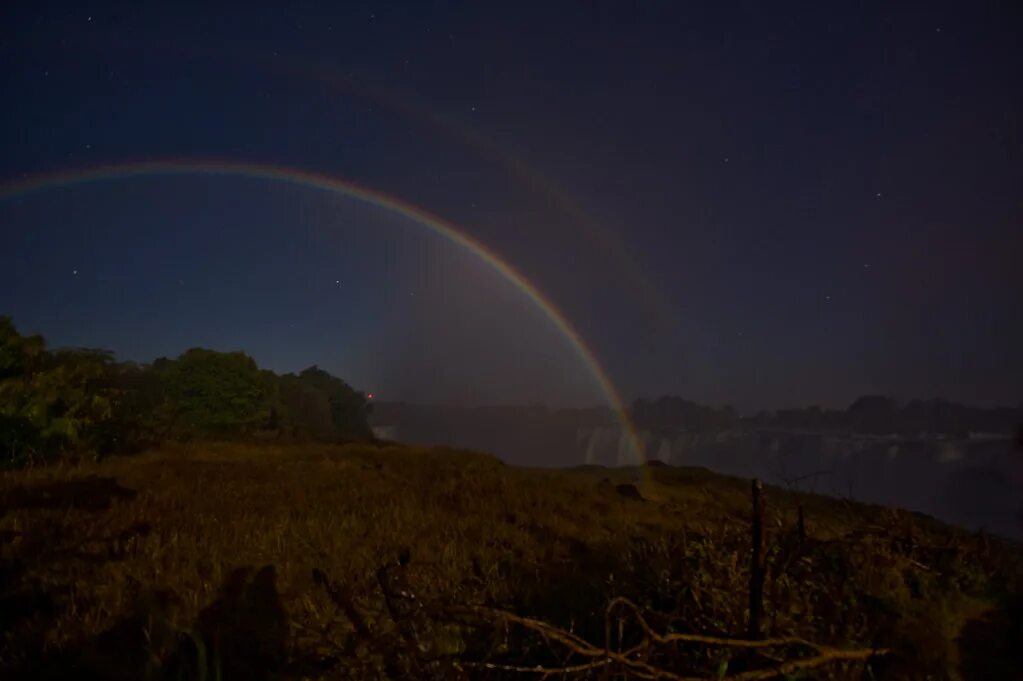 Радуга ночью фото Lunar Rainbow Victoria Falls July 14, 2011 A full moon on . Flickr