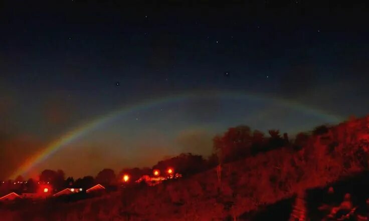 Радуга ночью фото Rainbow in the dark: Bright Moon creates stunning arc at night Night rainbow, Ni