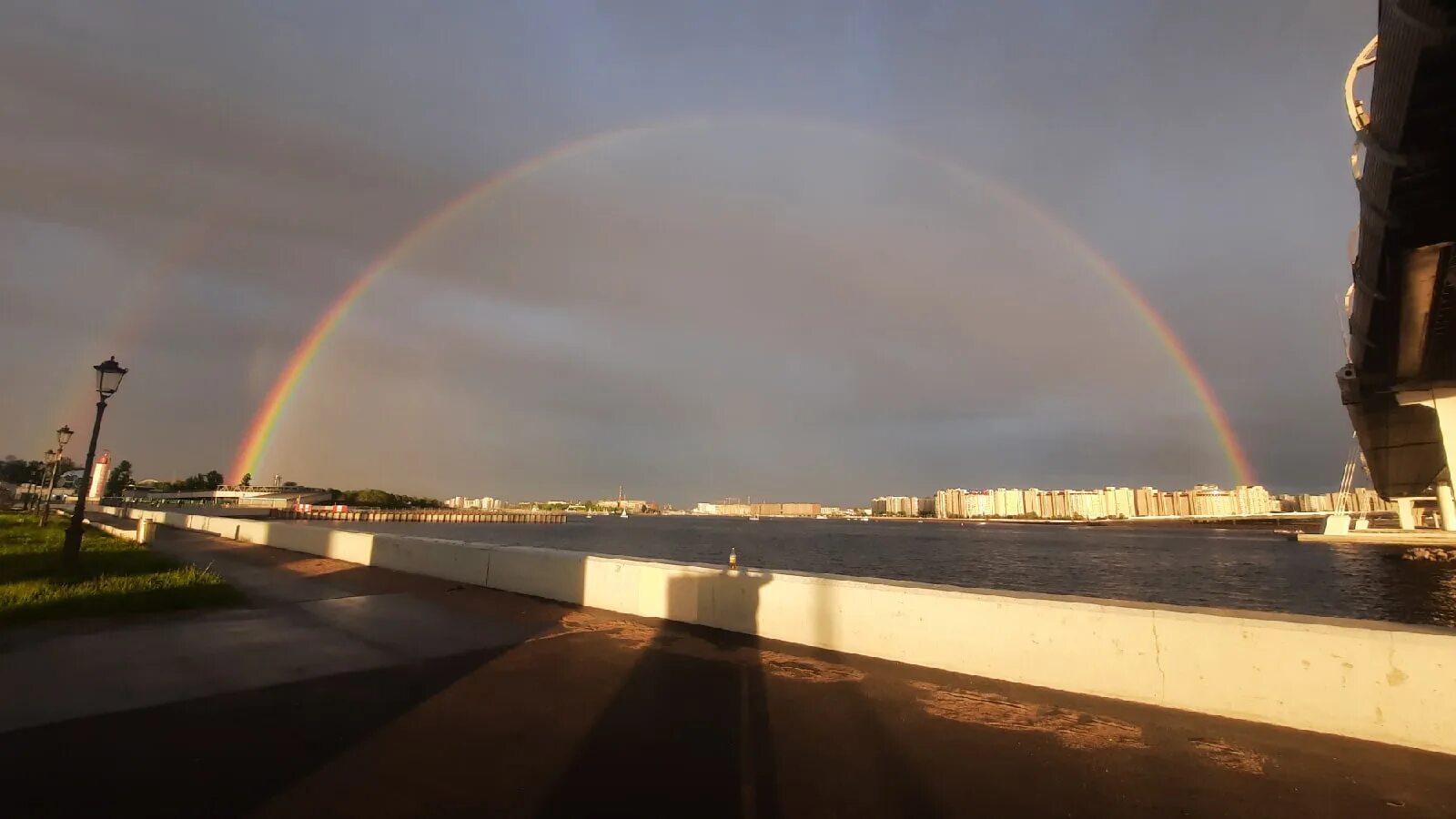 Радуга спб фото Небо поздравило Петербург с наступающим Днем города двойной радугой - Мегаполис