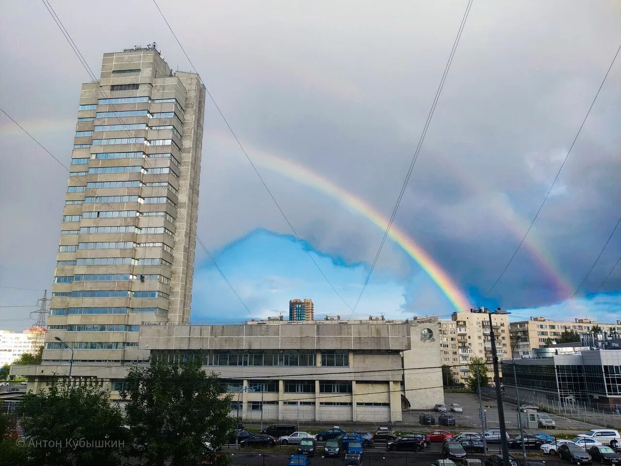 Радуга спб фото Яркая радуга порадовала петербуржцев к концу пасмурного рабочего дня Регионы Сел