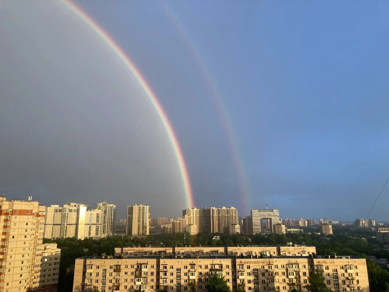 Радуга спб фото В Московском районе Петербурга после дождя заметили двойную радугу