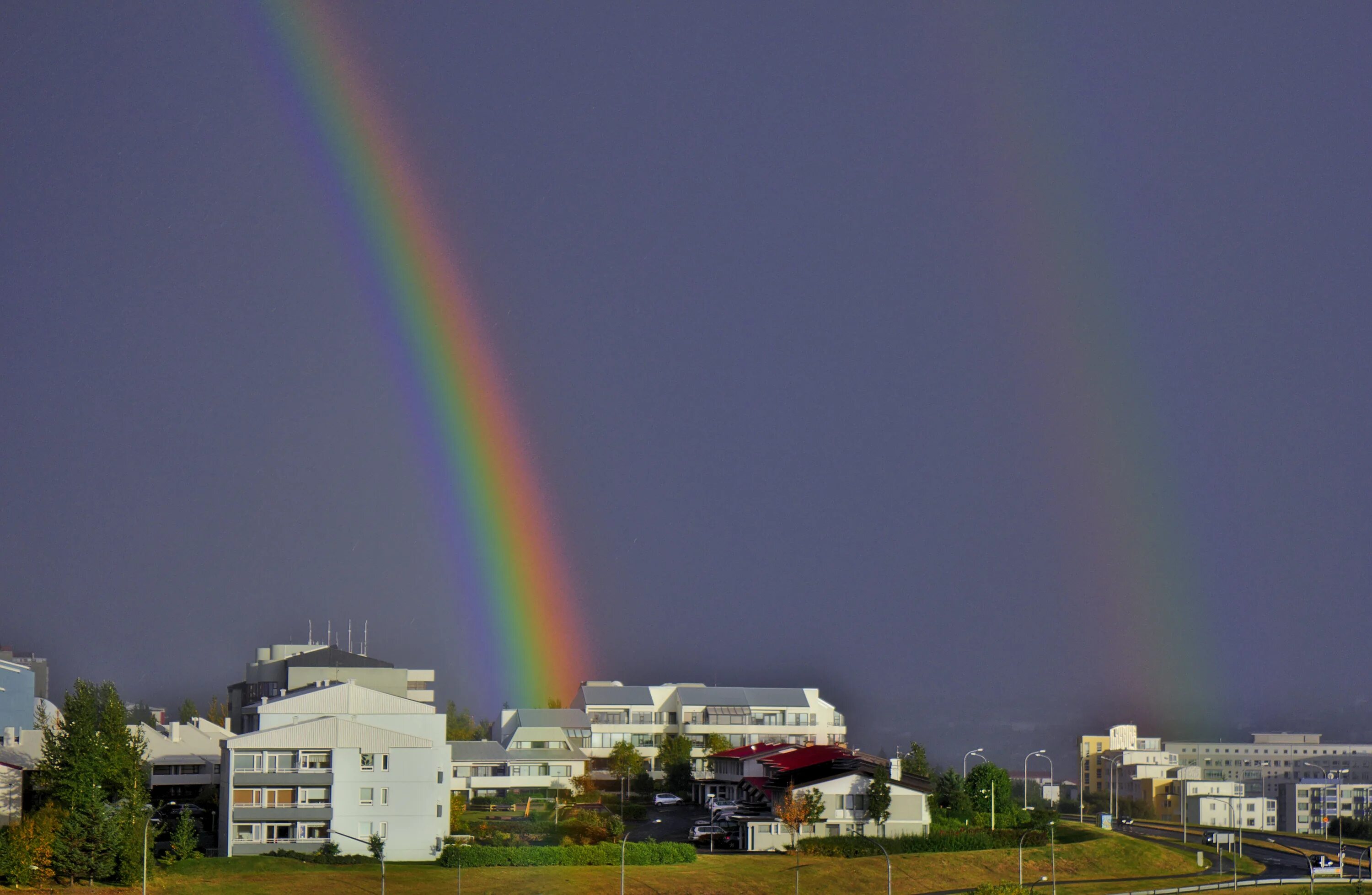 Радуга в домашних условиях фото Rainbow over houses after rain free image download