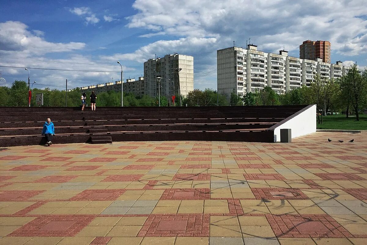 Радуга вешняковская ул 16 фото File:Moscow, Veshnyakovskaya Street, Raguga park amphitheatre (31178423302).jpg 