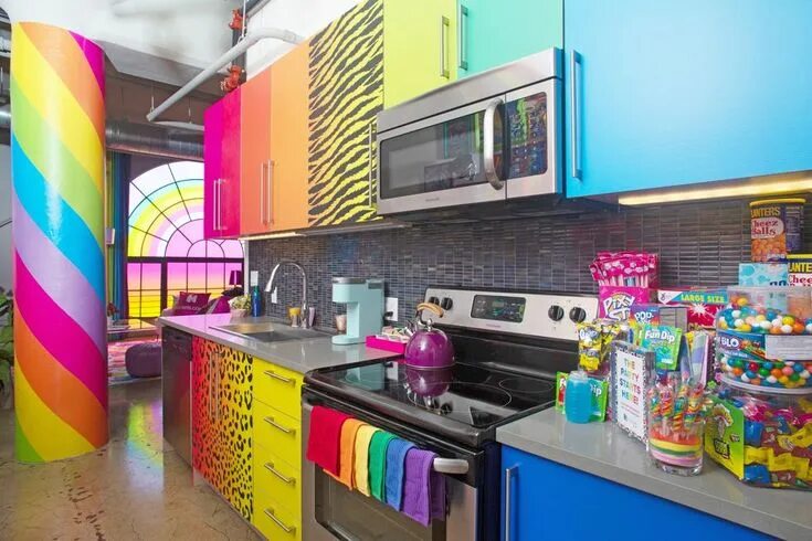 Радужная 12 фото This Lisa Frank Flat Is Stocked With All Your Favorite '90s Snacks—And You Can B