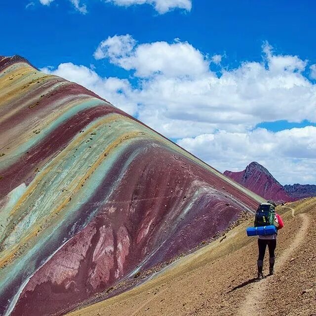 Радужная гора в перу фото Walking across the rainbow mountains of Vinicunca, Peru. Amazing photo by (@bamo