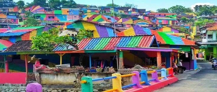 Радужные дворы фото Indonesian-Rainbow-Village-Carousel Bidonville, Maisons colorées, Indonésie