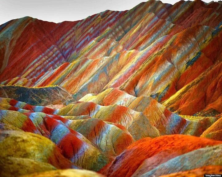 Радужные горы в китае фото Vibrant Landscape Photos Showcase the Striking Colors of China's Rainbow Mountai