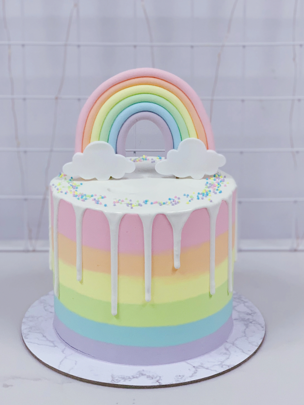 Радужный декор торта Pin em rainbow cake