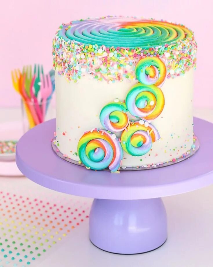 Радужный декор торта Happy Monday! Here’s a fun rainbow swirl cake by @thesprinklefactory to brighten