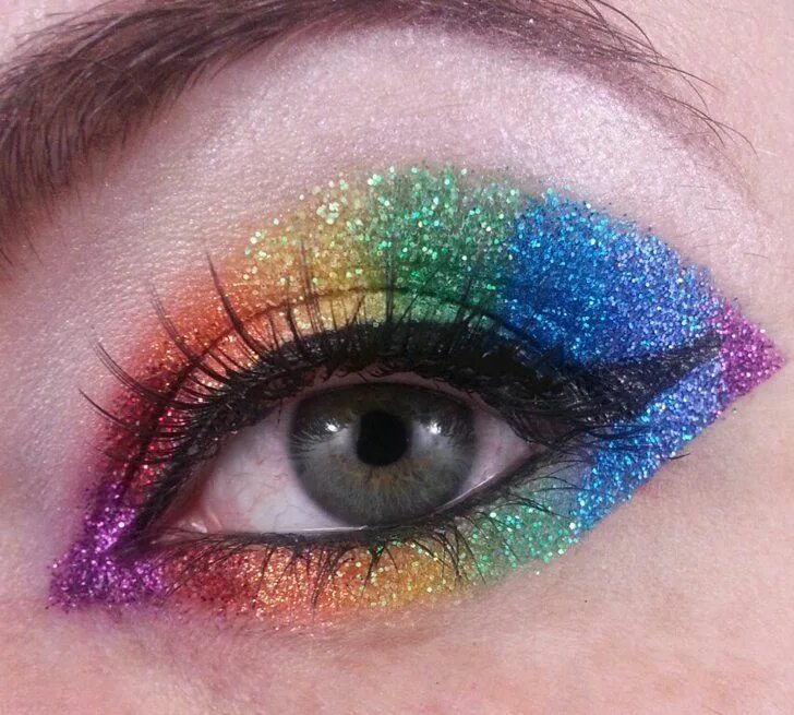 Радужный макияж глаз 31 Real Girl Ways to Rock Glitter on New Year's Eve Rainbow makeup, Rainbow eye 