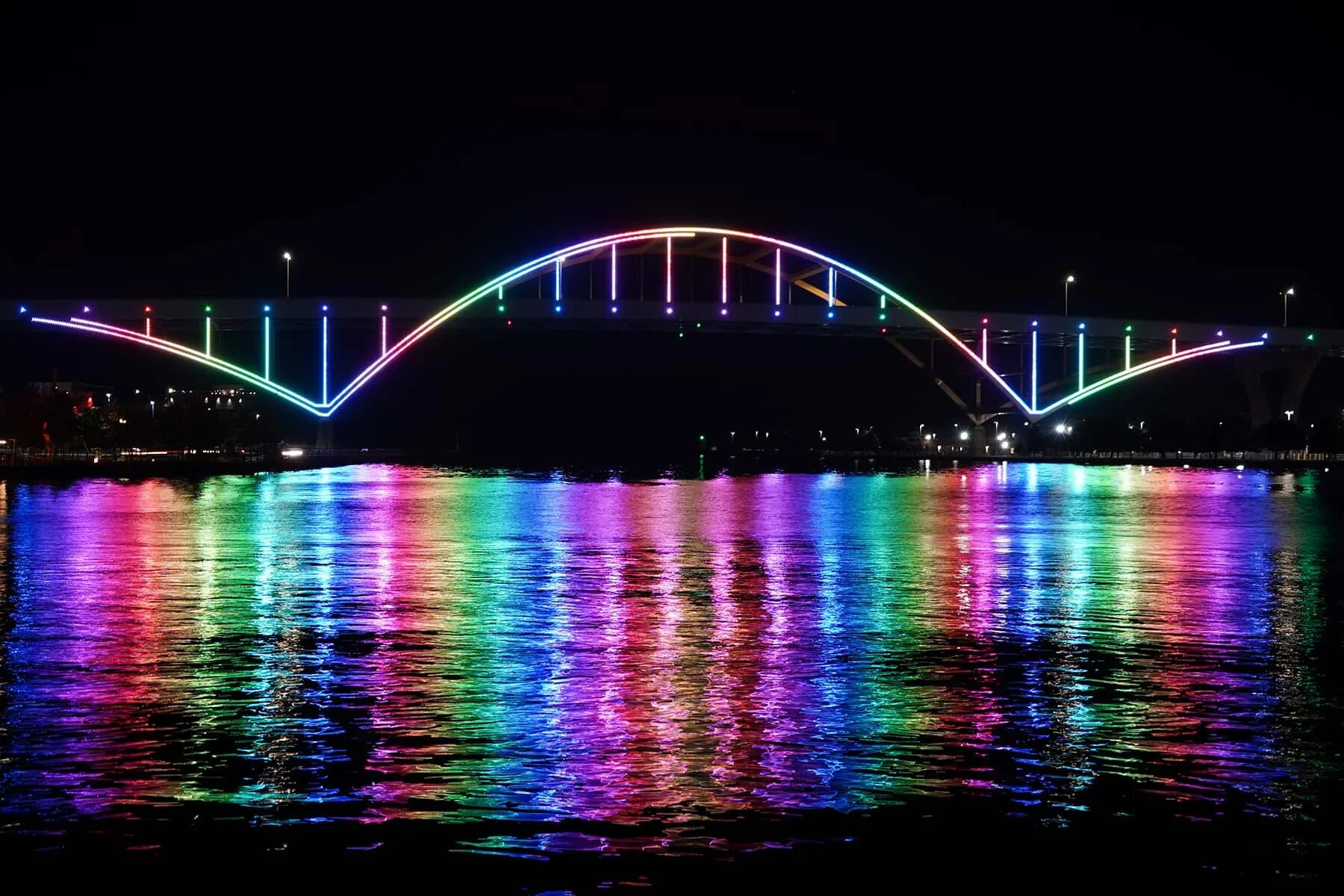 Радужный мост фото Night Lights: Hoan Bridge officially begins illumination along the lakefront eve