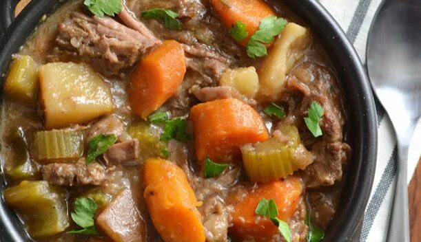 Рагу с говядиной с фото Slow Cooker Rosemary Garlic Beef Stew Garlic beef stew, Slow cooker beef, Slow c