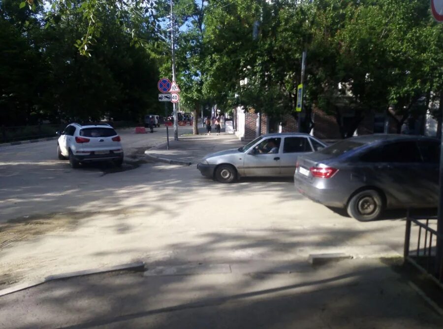 Рахова 61 71 саратов фото На пересечении Рахова и Московской из-под асфальта забил фонтан
