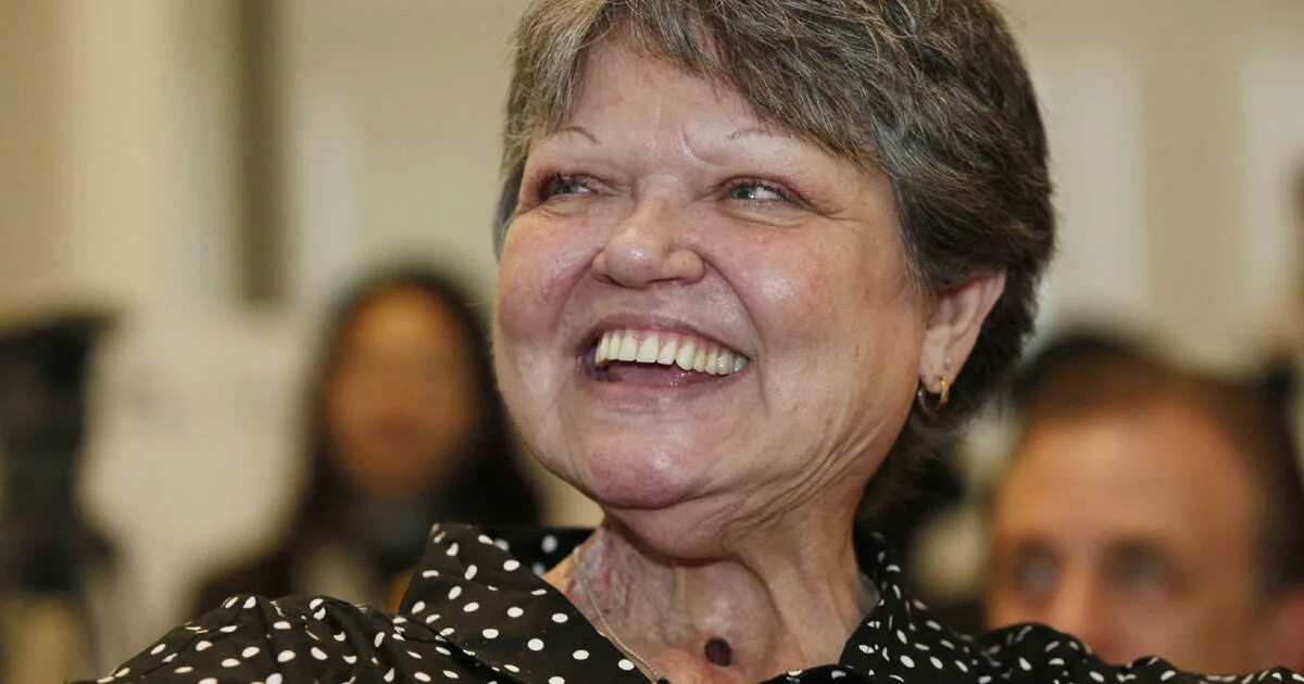 Рак горла фото первые Woman who smoked from hole in throat in anti-smoking ad dies - CBS News