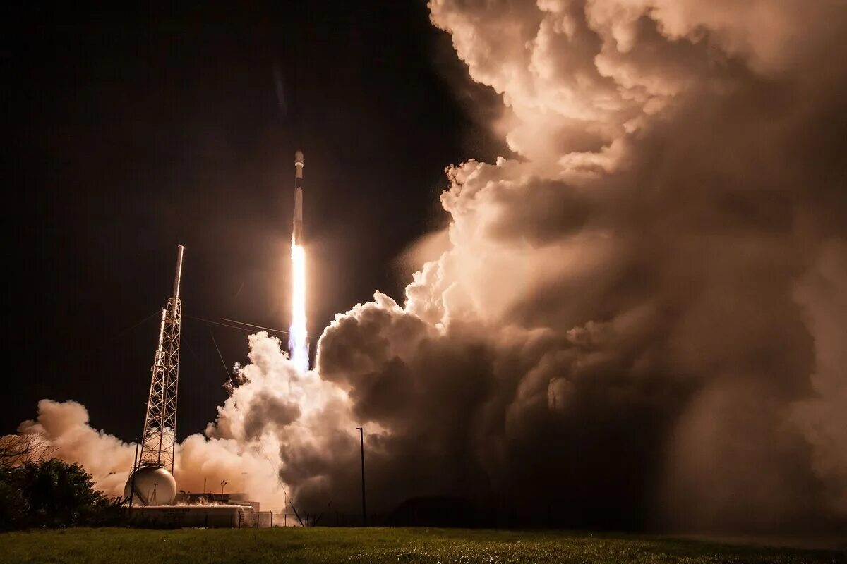 Ракета фото ночью Musk Scores a Much-Needed Win With Successful SpaceX Launch - Bloomberg