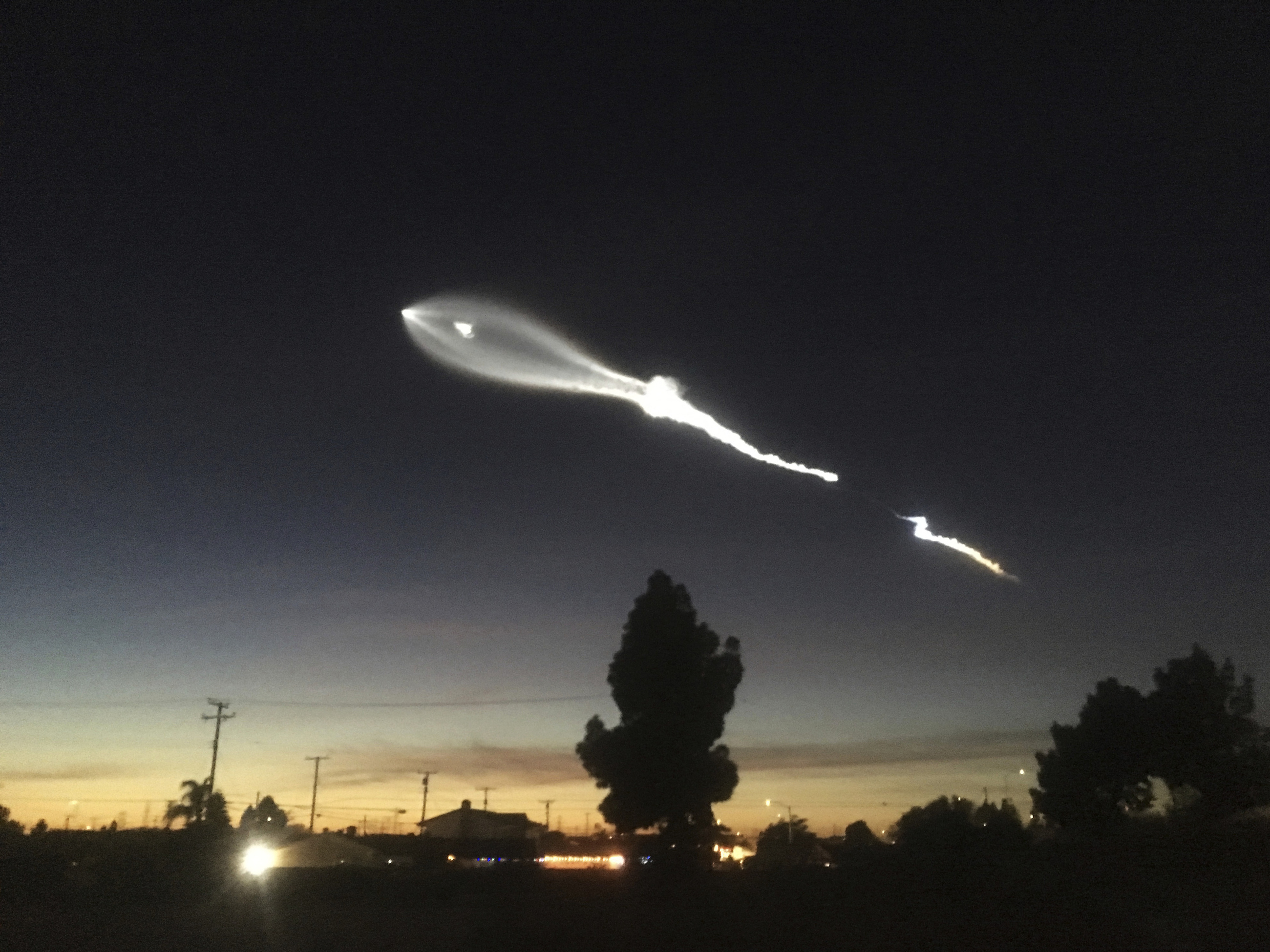 Ракета фото ночью SpaceX Rocket Launch Lights Up The California Sky, Freaks Out Some Residents : T