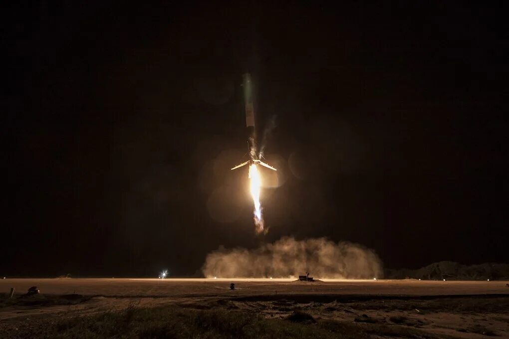 Ракета фото ночью Компания SpaceX выложила hi-res фотографии взлета и приземления Falcon 9 / Хабр