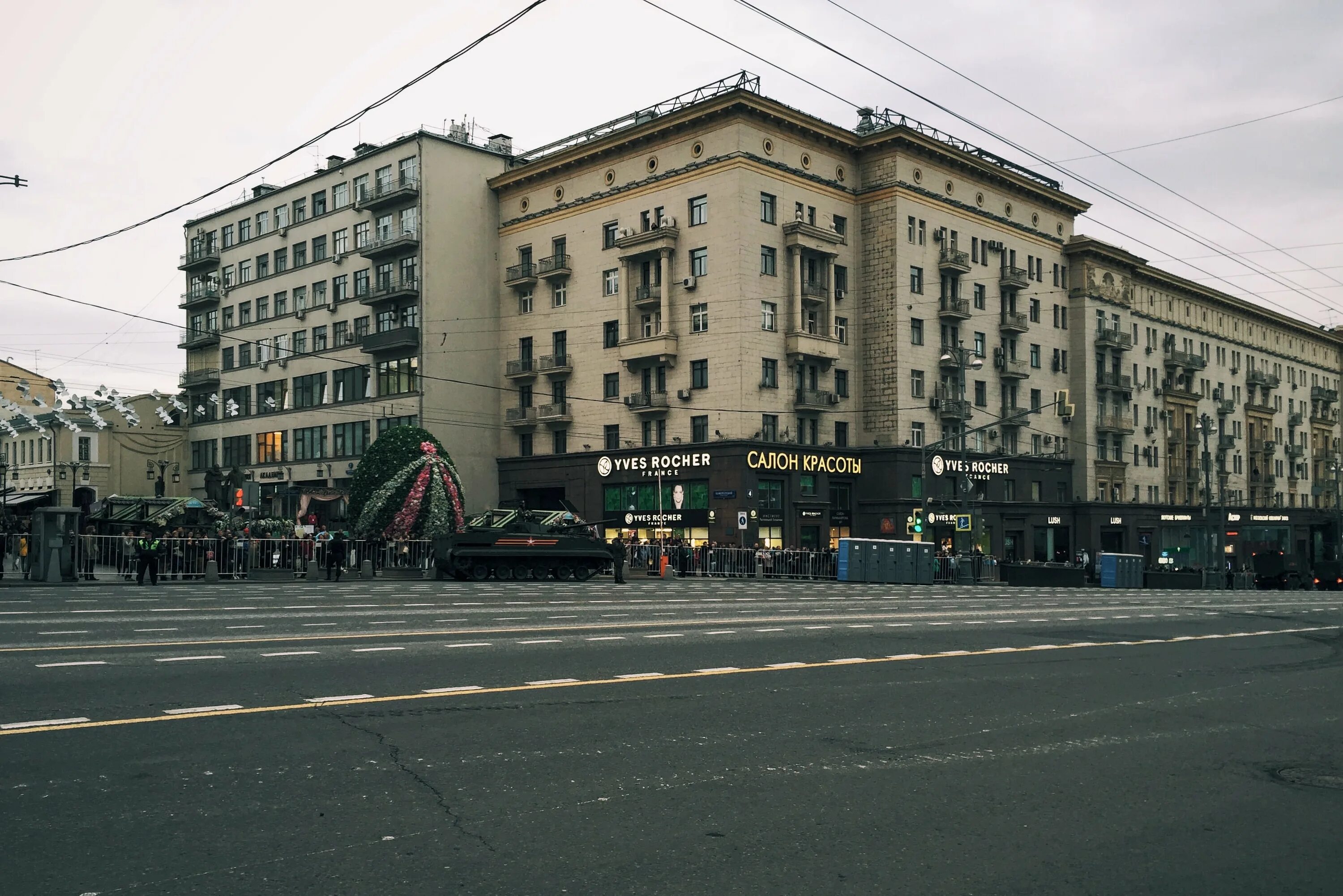 Ракета тверская ул 4 фото File:Moscow, Tverskaya Street and Gazetny Lane (31092776122).jpg - Wikimedia Com