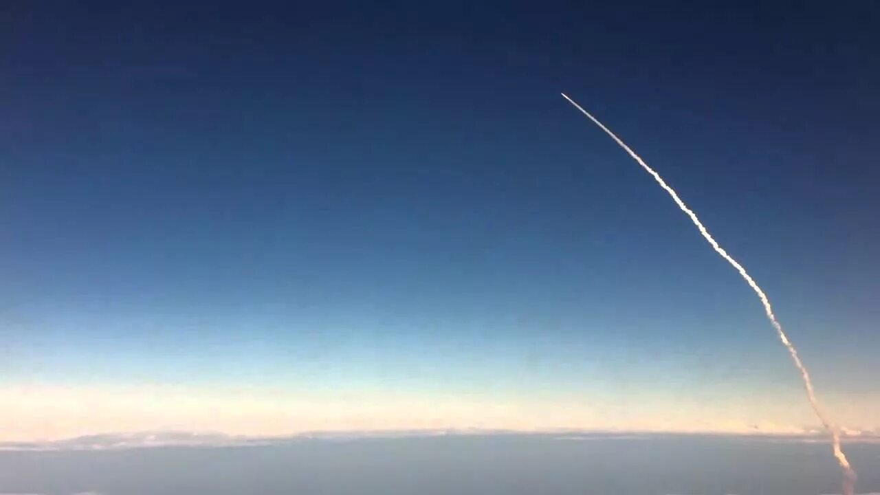 Ракета в небе фото Space Shuttle Launch: Viewed From an Airplane - YouTube