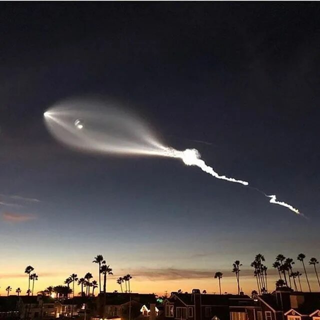 Ракета в небе фото What is this ? @elonmusk #spacex via @givemespaceofficial #thepinklemonade @the.