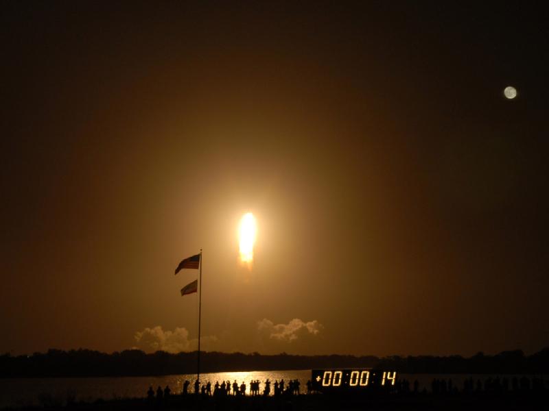 Ракета в ночном небе фото Launch of Endeavour Lights Up the Night - Universe Today