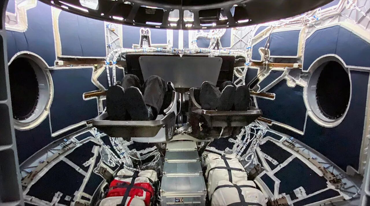 File:Inside the orbiter Atlantis.jpg - Wikipedia