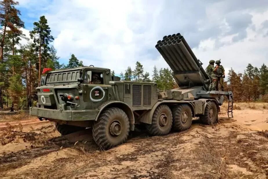 Ракетная установка ураган фото Russian Army deploys new version of BM-27 Uragan MLRS Rocket Launcher in Ukraine