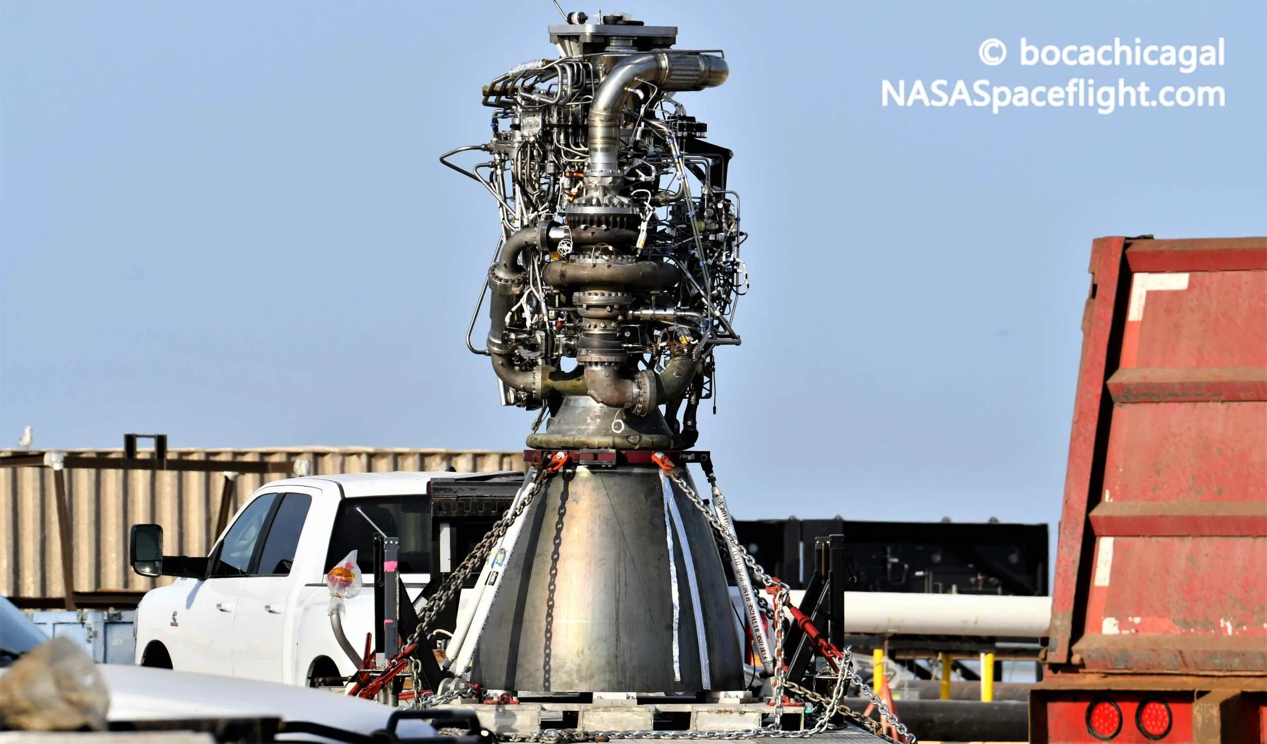 Ракетный двигатель фото схема SpaceX installs Starship Raptor engine, moves next test forward as storms near