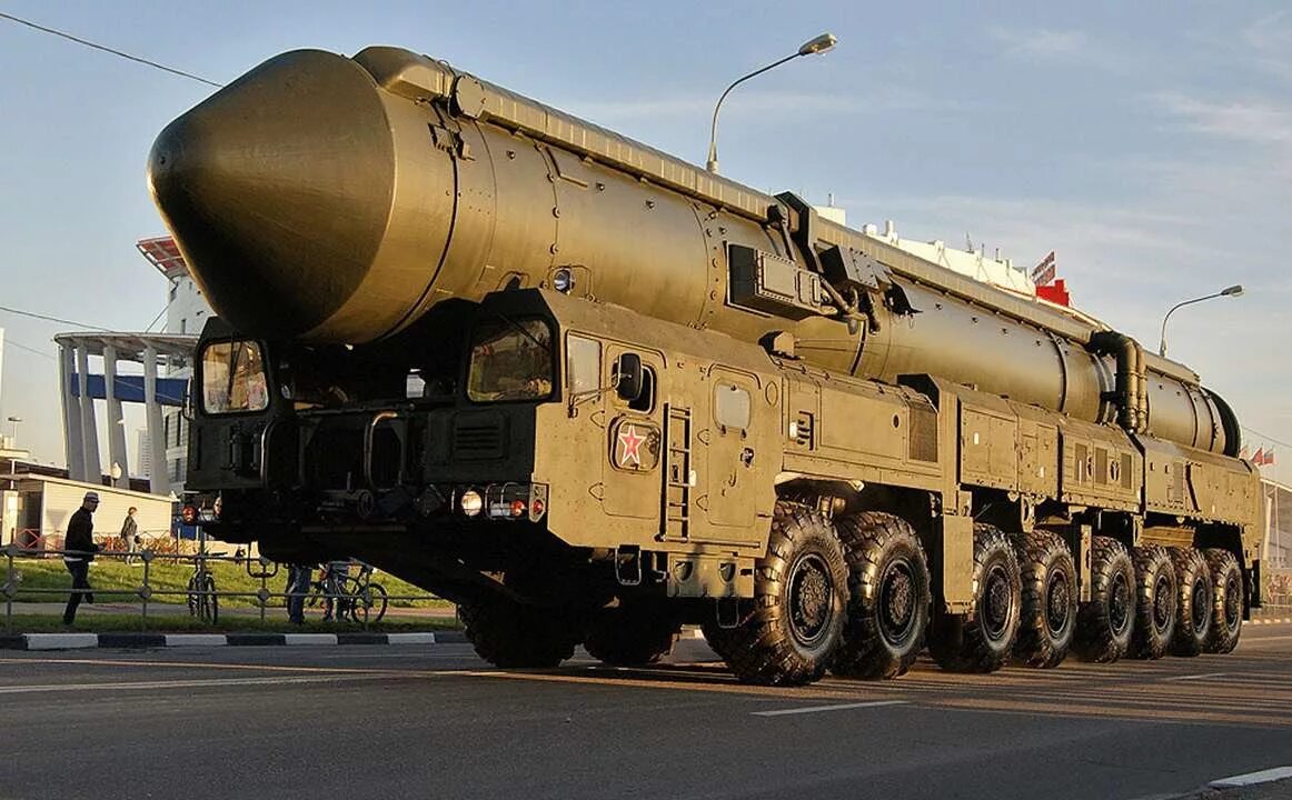 Сборная модель 15U175 TEL of RS-12M1 Topol-M ICBM complex лучшая цена!