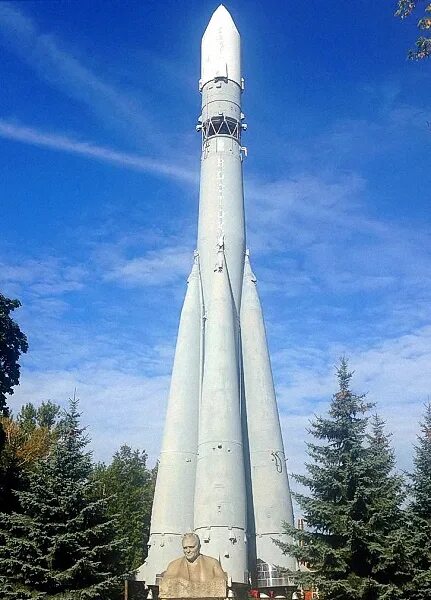 Ракеты королева фото Ракеты-памятники. Королев, РФ. РКК "Энергия" - РН Р-7, "Восток"