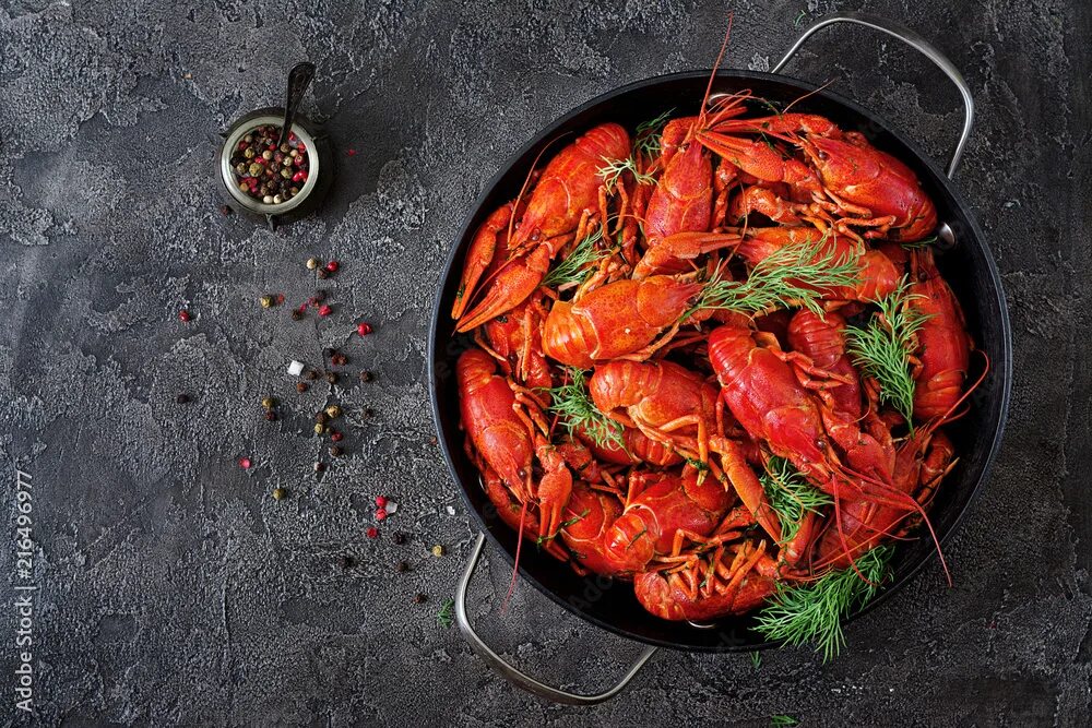 Раки блюдо фото Crayfish. Red boiled crawfishes on table in rustic style, closeup. Lobster close