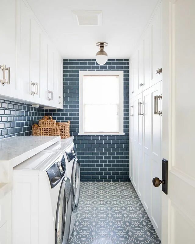 Раковина а из плитки в постирочную фото Crumbs Home on Instagram."Strong contrast of blue and white. The subway tile has