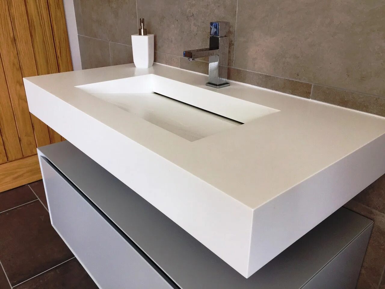 Раковина из искусственного камня фото цена bespoke Corian vanity with hidden waste Bathroom vanity designs, Corian, Bathroo