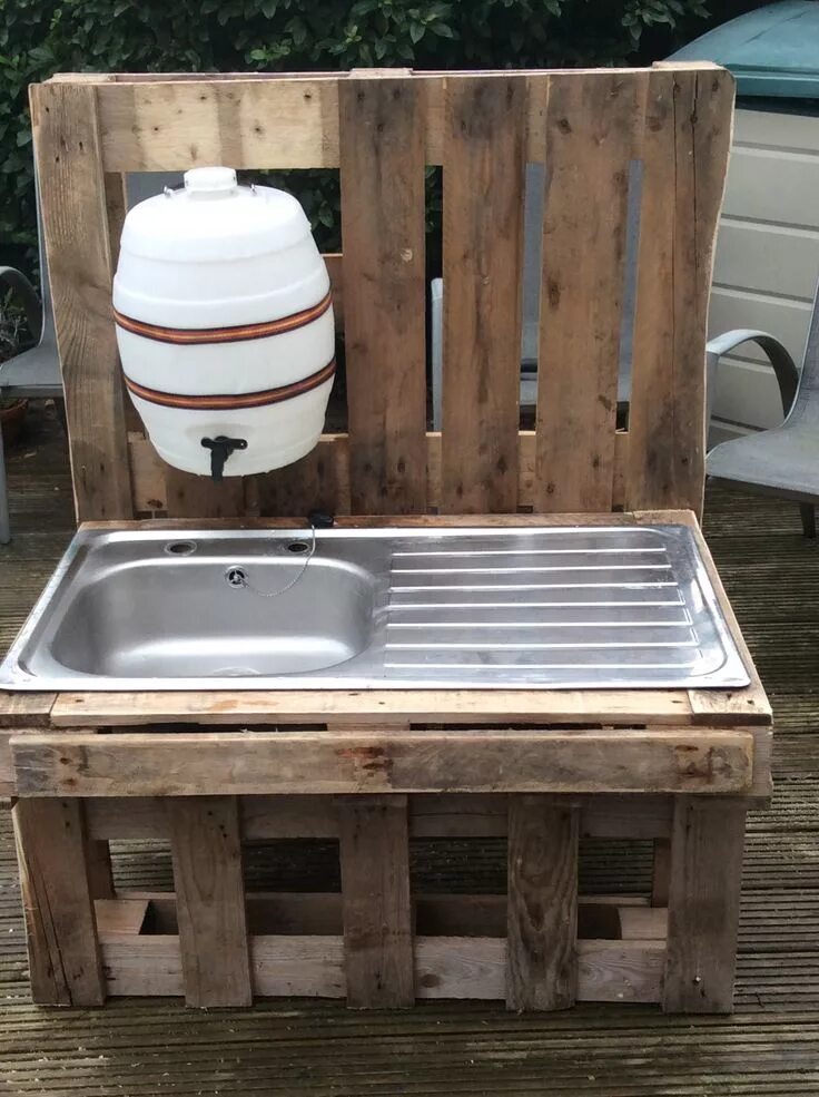 Раковина на дачу своими руками Our mud kitchen Деревянные поддоны, Уличные раковины, Наружные раковины