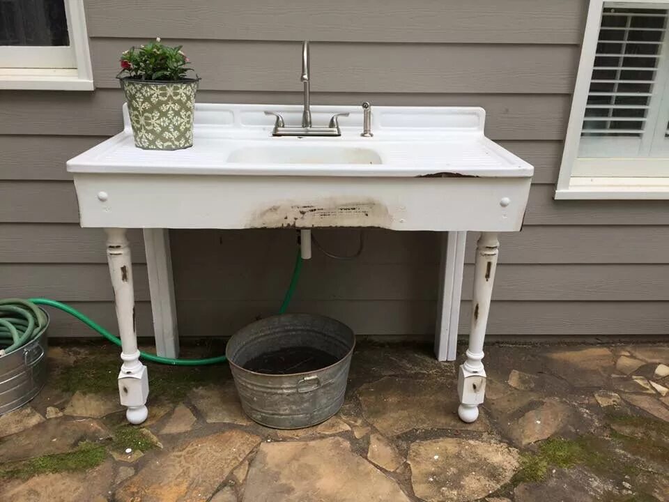 Раковина своими руками фото Great outdoor sink from a vintage porcelain sink. Hook up garden hose to outdoor