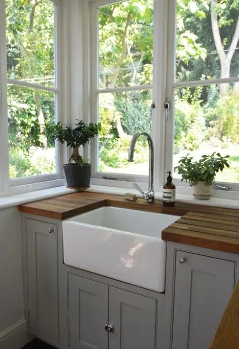 Раковина у окна фото Kitchen Idea File #6: Sinks Farmhouse sink kitchen, Modern farmhouse kitchens, K