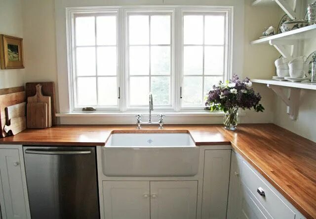 Раковина у окна фото High Street Market: A Country Farmhouse Ikea kitchen countertops, Ikea butcher b