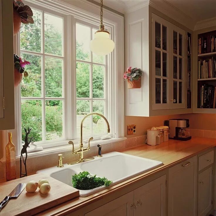 Раковина у окна в доме фото kitchen windows Kitchen window design, Classy kitchen, Timeless kitchen