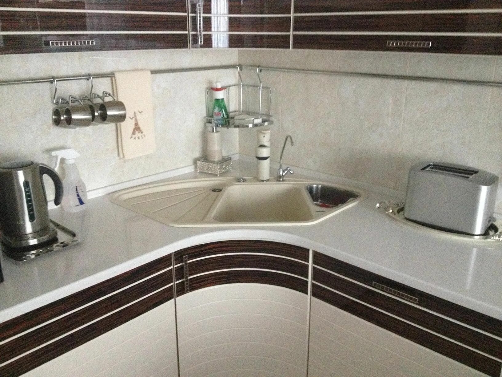 Раковина в угловой кухне фото Elegant Kitchen with Corner Sink