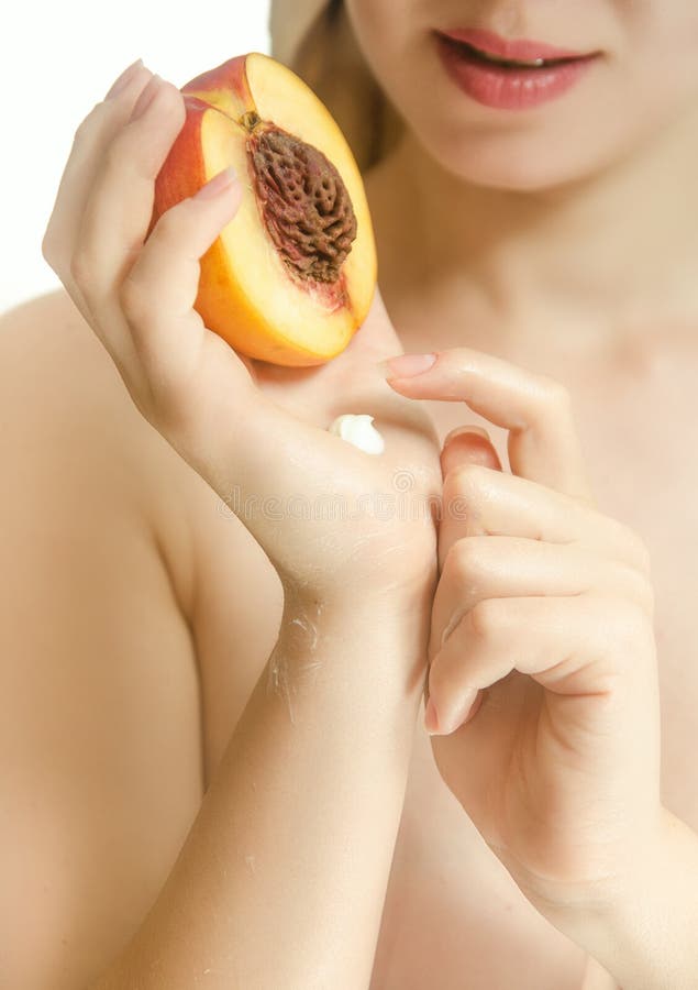 Ракушка и персик у женщин фото Peach in the Hands of Women Stock Image - Image of human, health: 79997663