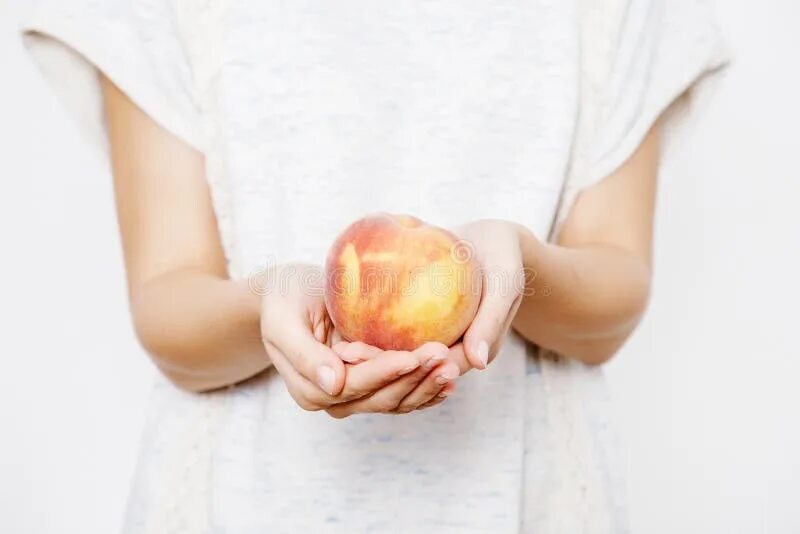 Ракушка и персик у женщин фото The Girl Holds the Peach. Young Woman Holds Peach in Her Hands Stock Image - Ima