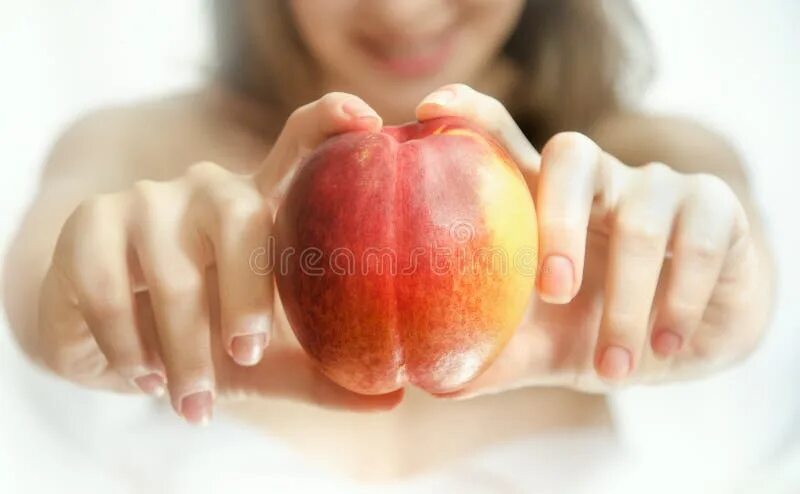 Ракушка и персик у женщин фото Peach in female hands stock photo. Image of fresh, giving - 79997644