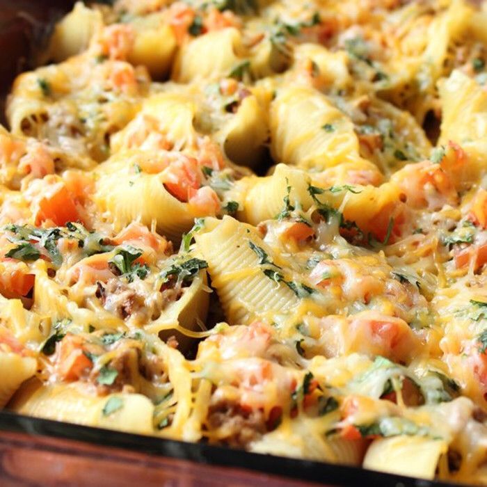 Ракушки с фаршем в духовке фото Taco-Stuffed Pasta Shells Easy pasta dishes, Recipes, Pasta dishes