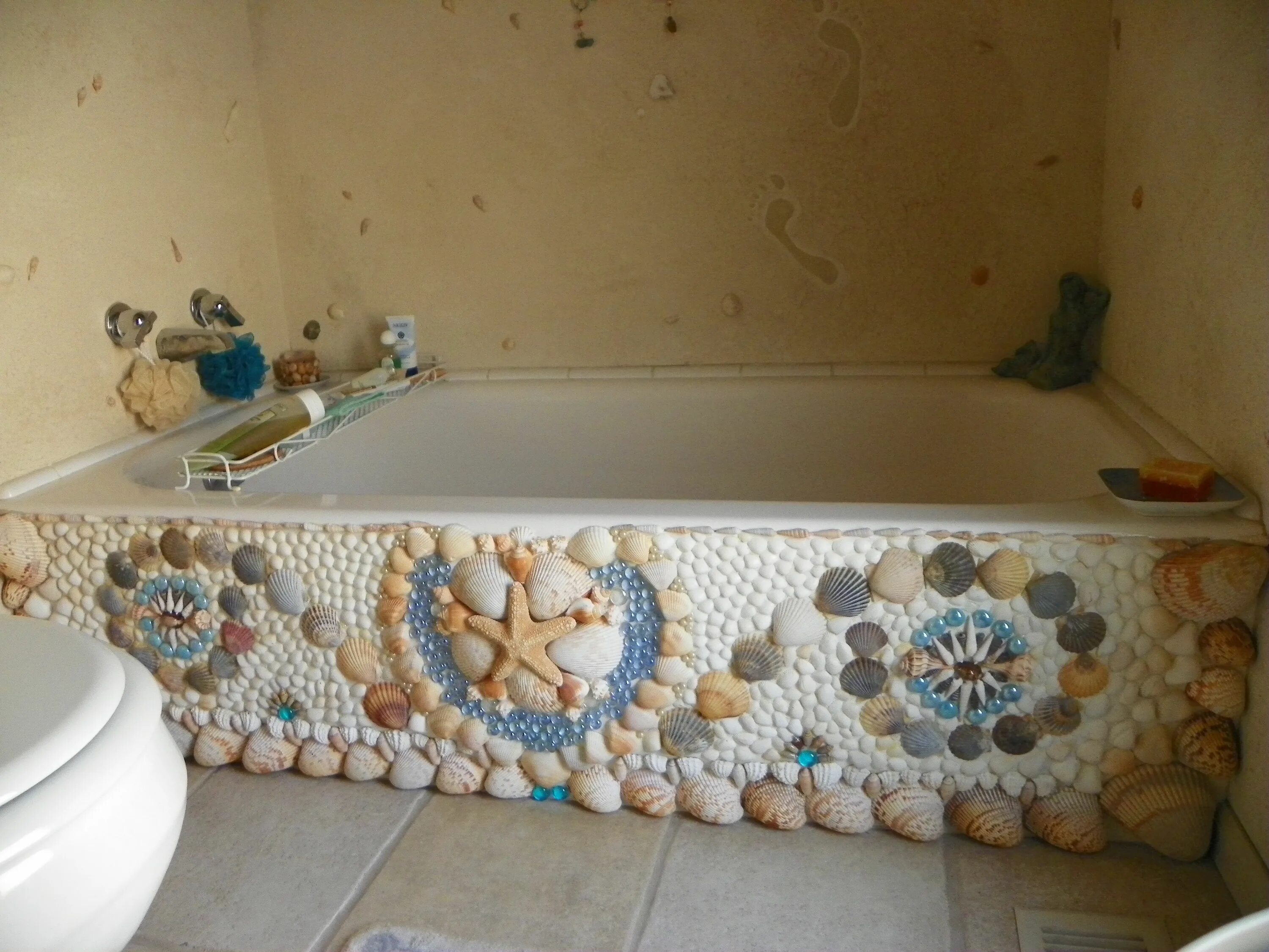 Ракушки в интерьере ванной This tub I covered in actual seashells. Walls are covered in a sandy texture wit